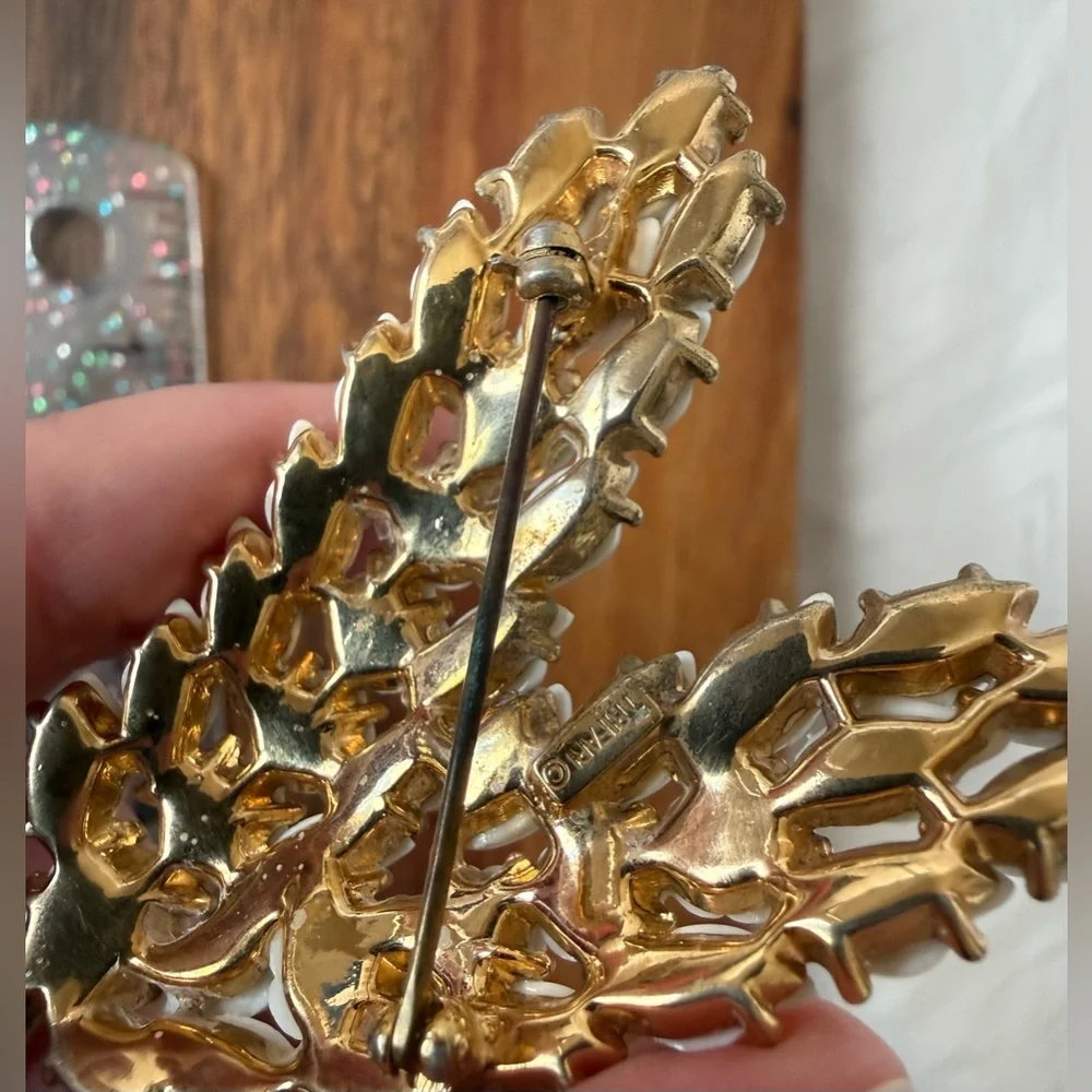 Vintage Crown Trifari White Milk Glass Gold Tone Double Stem Floral Brooch Pin